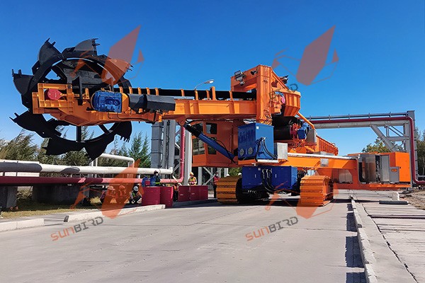 履帶式移動堆取料機